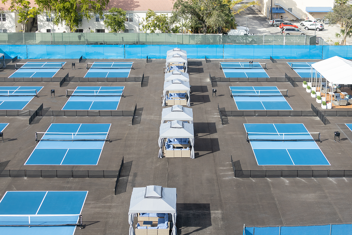 Thi công sân pickleball 10% Hạt cao su DECOTURF 810